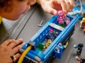 LEGO-77073-FORTNITE-Bus-bojowy-lifestyle-3.jpg