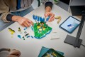 lego-43027-Vinicius-Junior-pilkarskie-momenty_Lifestyle_build (1).jpg